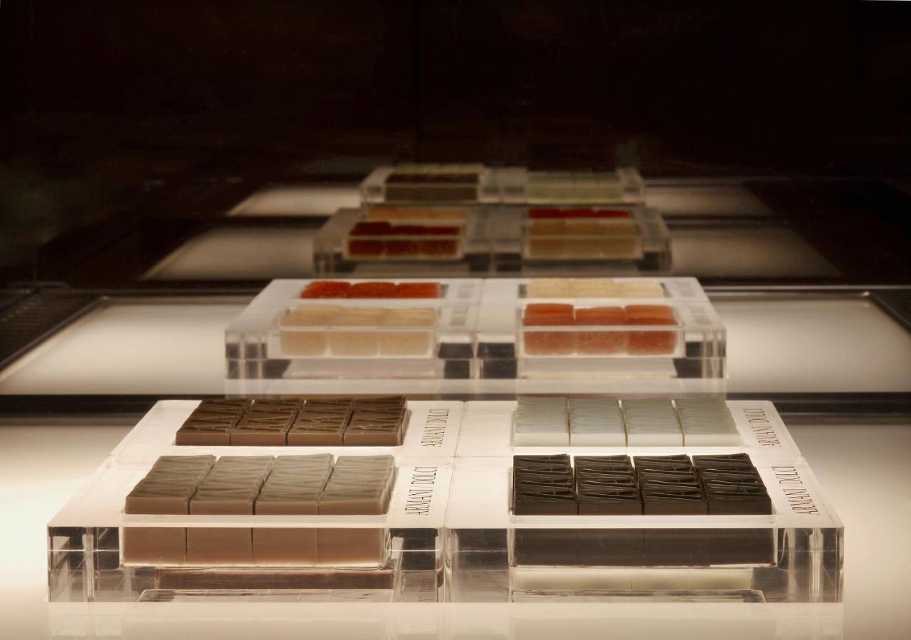 Armani Hotel Dubai Exterior foto A display of the different types of chocolate