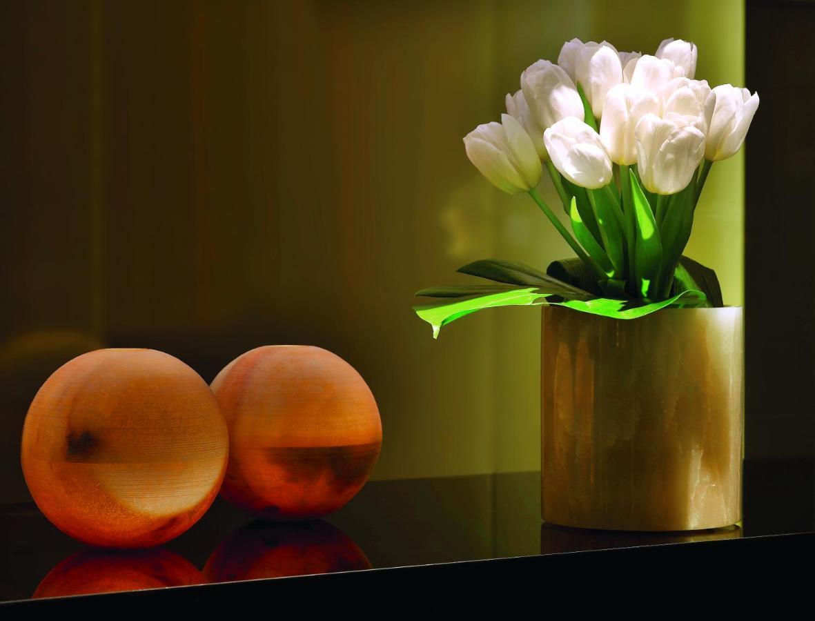 Armani Hotel Dubai Exterior foto A vase of flowers